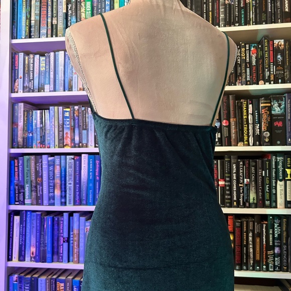 Green velvet dress with lace - Picture 3 of 5